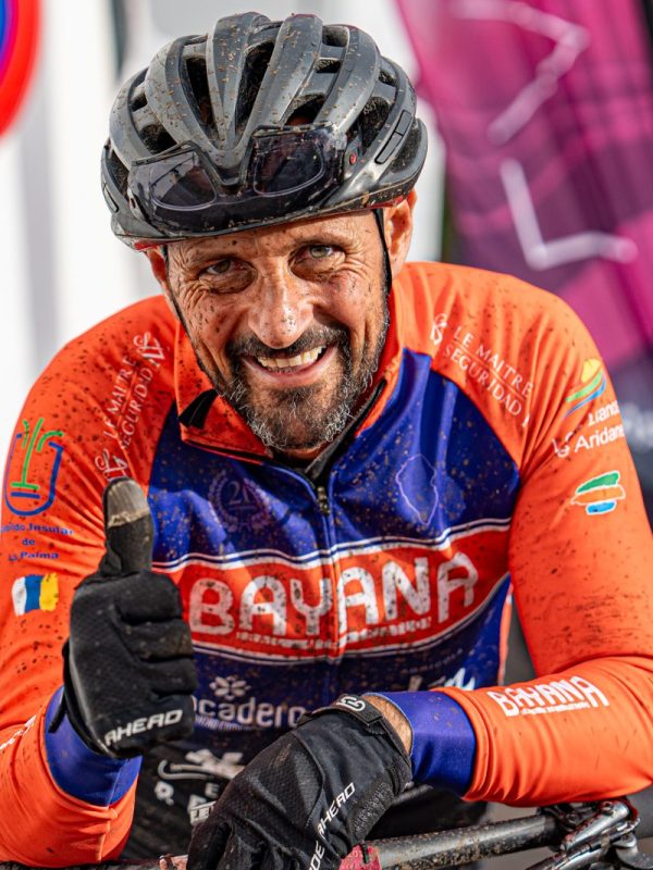Ciclista de montaña (MTB) en competición en La Palma, Canarias