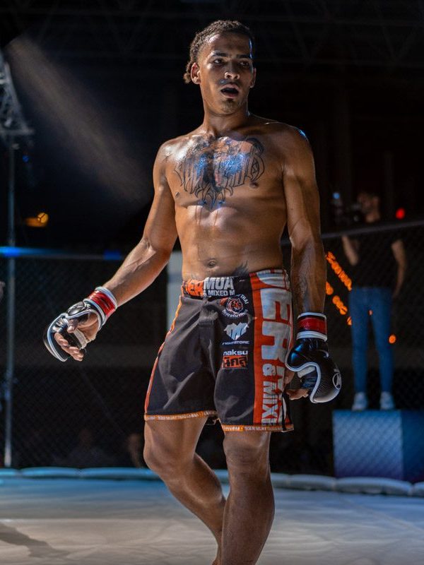 Luchador de MMA en combate, campeonato en La Palma